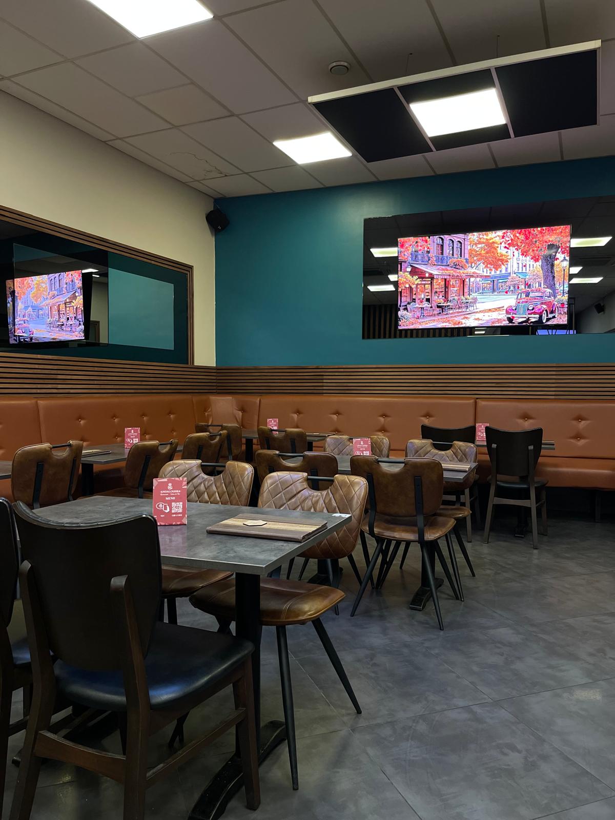 Grande salle avec banquettes en cuir