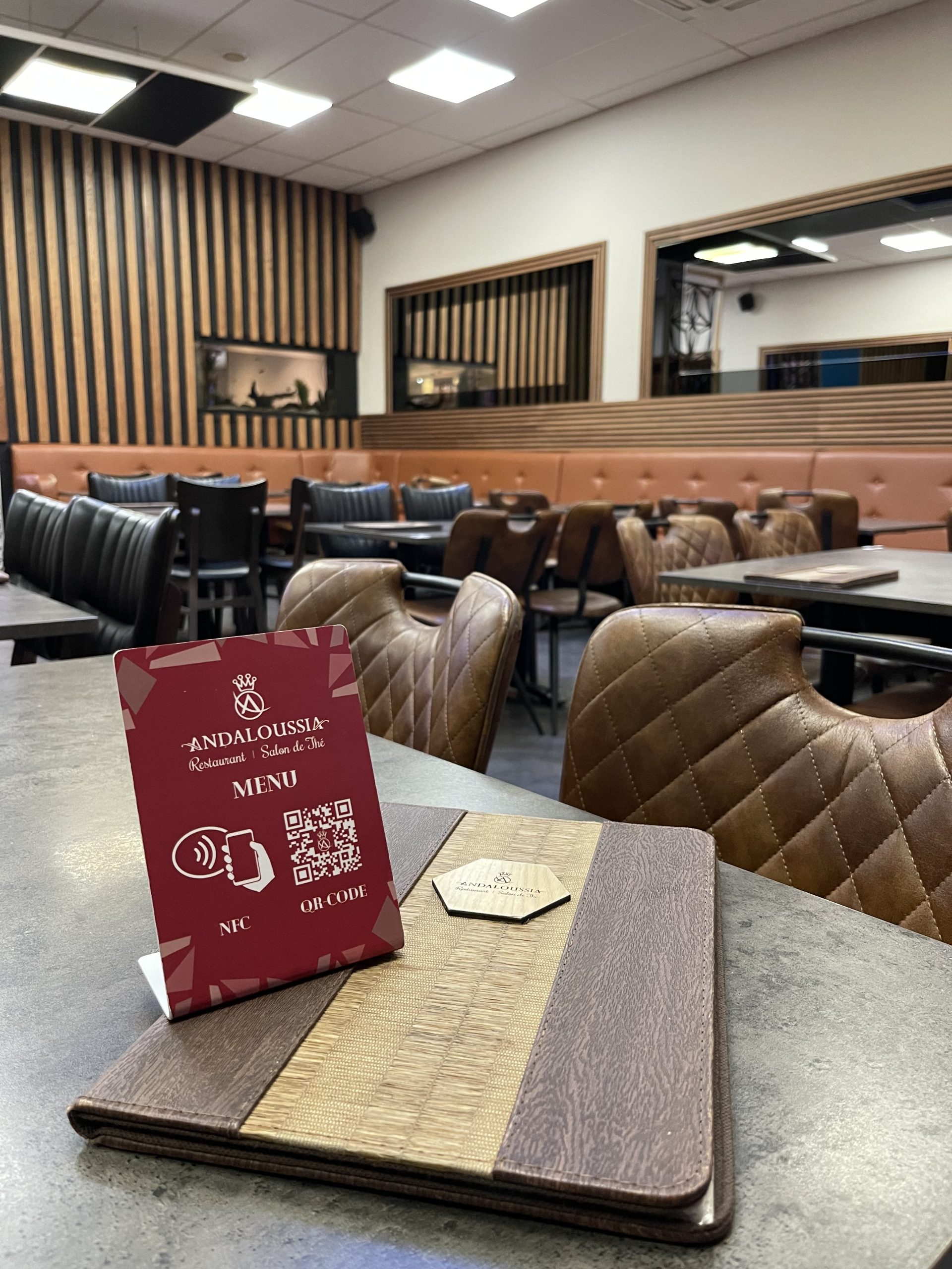 Table dressée avec carte cuir officielle et QR code